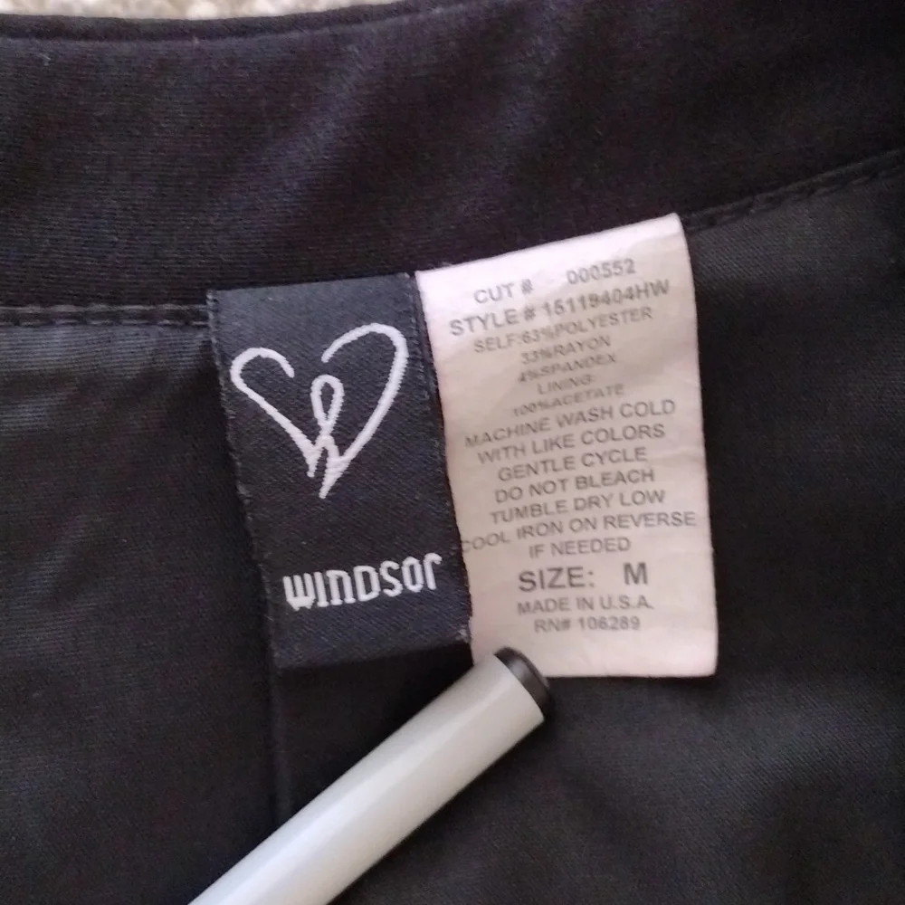 Windsor Cropped Blazer. Size Medium - Picture 5 of 5